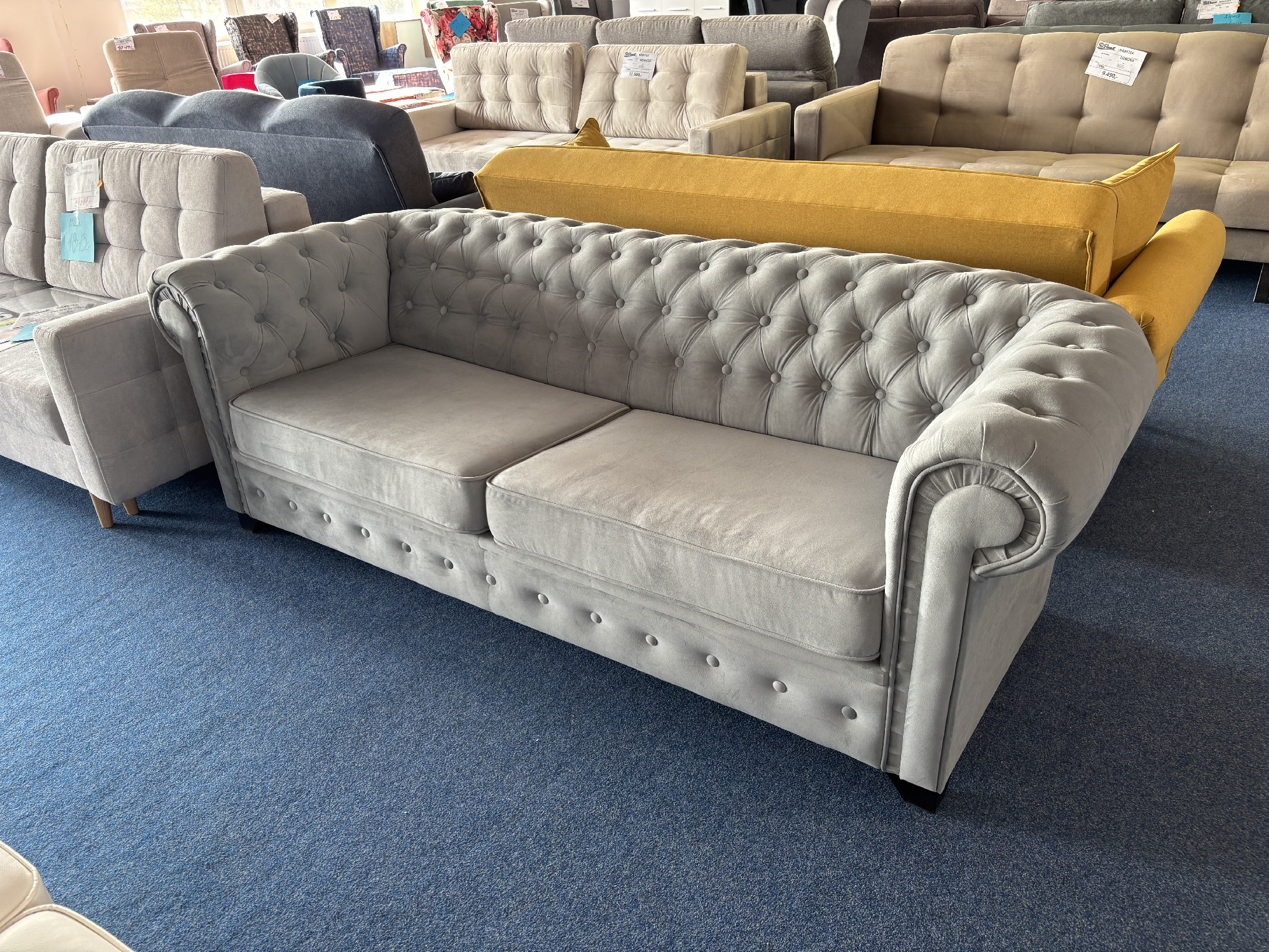 Pohovka Chesterfield - šedá látka